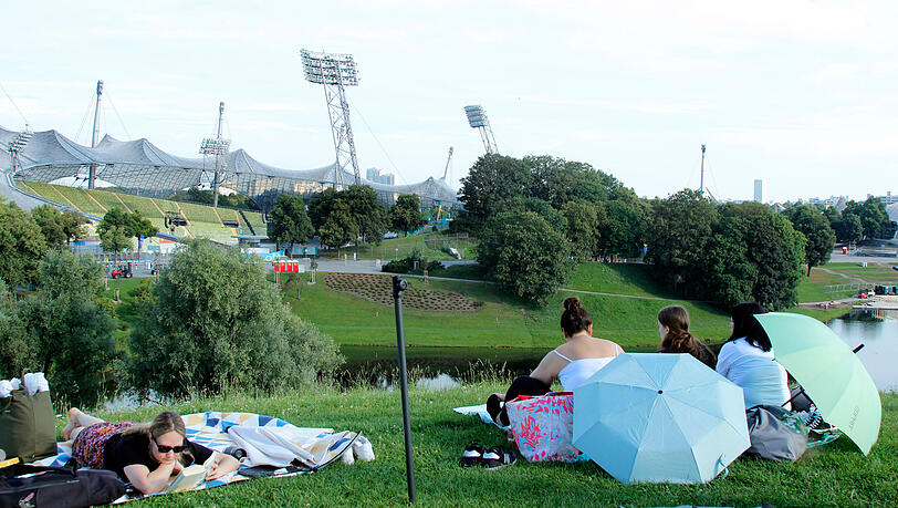 Schon Stunden vor Konzertbeginn machen es sich die Taylor-Swift-Fans auf dem Olympiaberg gemütlich. Schon Stunden vor Konzertbeginn machen es sich die Taylor-Swift-Fans auf dem Olympiaberg gemütlich.