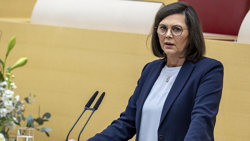 Ilse Aigner (CSU), Präsidentin des Bayerischen Landtags, steht am Rednerpult im bayerischen Landtag. (zu dpa: „Gutachten zur „Extremismusklausel“ soll bis zur Sommerpause vorliegen“) +++ dpa-Bildfunk +++