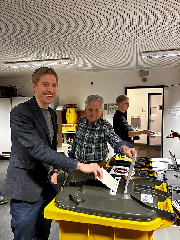 Gr&uuml;nen-OB-Kandidat Dominik Krause hat in einer Giesinger Grundschule gew&auml;hlt. Hinten rechts ist sein Verlobter Sebastian M&uuml;ller zu sehen.