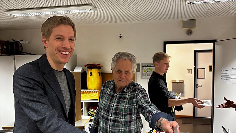 Gr&uuml;nen-OB-Kandidat Dominik Krause hat in einer Giesinger Grundschule gew&auml;hlt. Hinten rechts ist sein Verlobter Sebastian M&uuml;ller zu sehen.