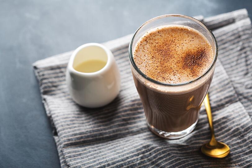 Wer keine Lust auf K&uuml;rbis hat, kann stattdessen einen Chai Latte genie&szlig;en - ebenfalls perfekt f&uuml;r gem&uuml;tliche Herbstabende. Statt Kaffee kommt schwarzer Tee zum Einsatz. F&uuml;r eine Tasse schlagen Sie 50 Milliliter Sahne steif und erw&auml;rmen 250 Milliliter Milch. Dann f&uuml;llen Sie je einen halben Teel&ouml;ffel Kardamom, Nelken und Anis in ein Tee-Ei oder einen Teebeutel. Zusammen mit einem Schwarzteebeutel in die warme Milch geben und f&uuml;nf bis acht Minuten ziehen lassen.