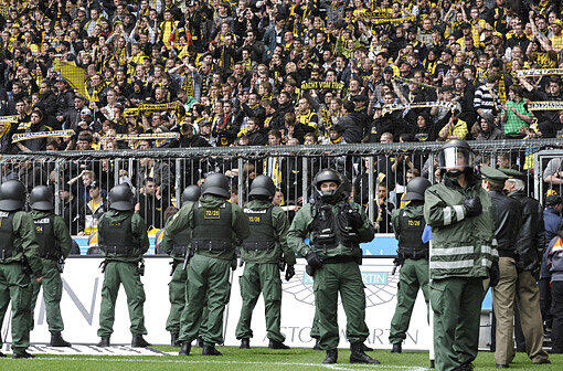 Beamte beim Spiel der Löwen gegen Aachen: Laut Polizeibericht konnte durch die Präsenz ein Stürmen des Rasens verhindert werden.