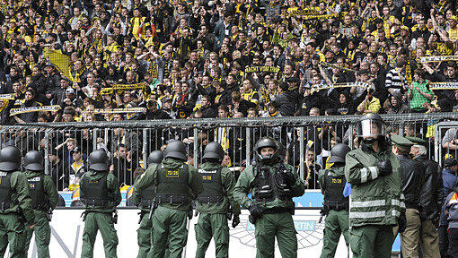 Beamte beim Spiel der Löwen gegen Aachen: Laut Polizeibericht konnte durch die Präsenz ein Stürmen des Rasens verhindert werden. Beamte beim Spiel der Löwen gegen Aachen: Laut Polizeibericht konnte durch die Präsenz ein Stürmen des Rasens verhindert werden.