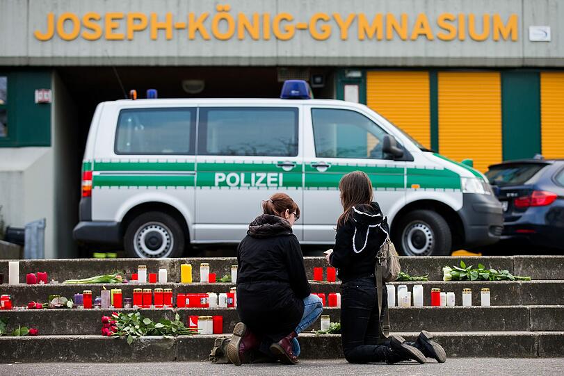 Trauer und Schock in Haltern am See: 16 Schüler und zwei Lehrer des Joseph-Könnig-Gymnasiums sind bei dem tragischen Flugzeugabsturz einer Germanwings-Maschine ums Leben gekommen.