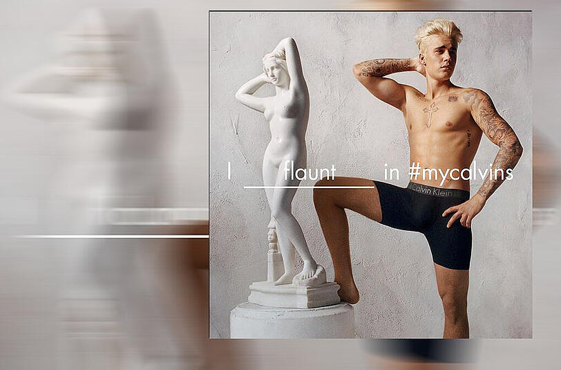 Was für ein Adonis! Justin Bieber posiert neben einer nackten Frauenskulptur.