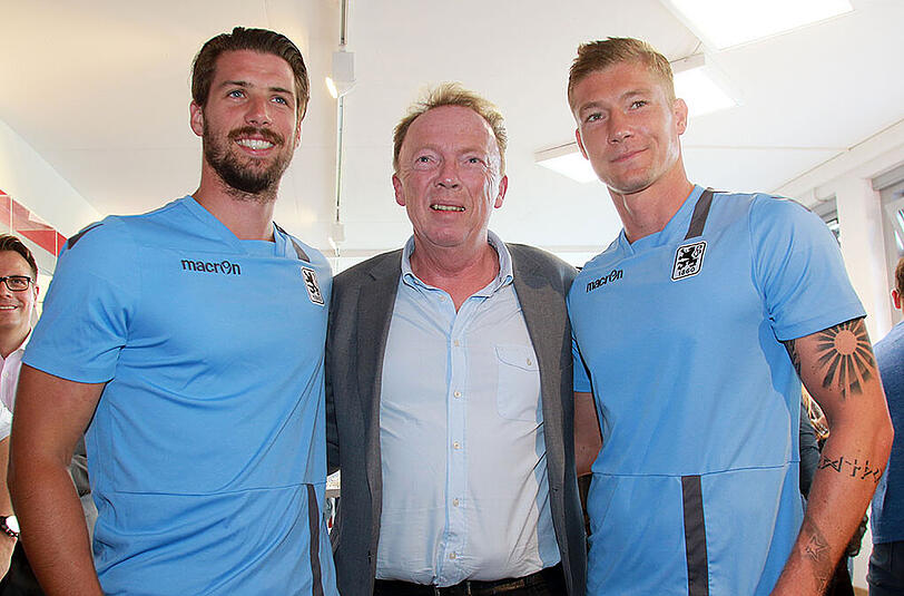 Jan Mauersberger (l.) mit dem Präsidenten Peter Cassalette (m.) und Neuzugang Jan Zimmermann.