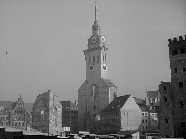 Freier Blick 1951 auf den Marienplatz am Rindermarkt: Der Alte Peter hat seine Turmspitze wieder, der Löwenturm steht frei.