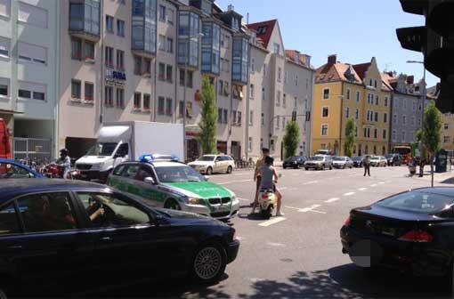 Ein Mann auf einem Kran hält die Münchner Einsatzkräfte in Atem. Die Bilder