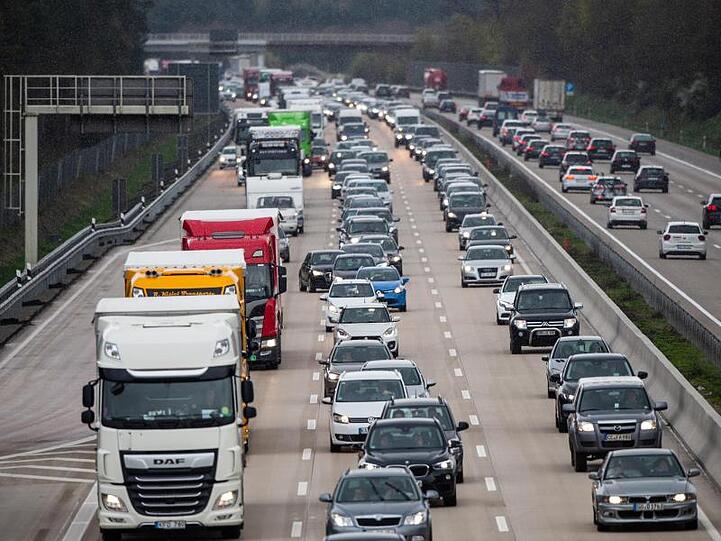 Autos und Lastwagen stehen im Stau. Foto: Christophe Gateau/Archivbild