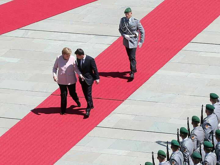 Die Kanzlerin empfängt ihren Gast mit militärischen Ehren vor dem Bundeskanzleramt.