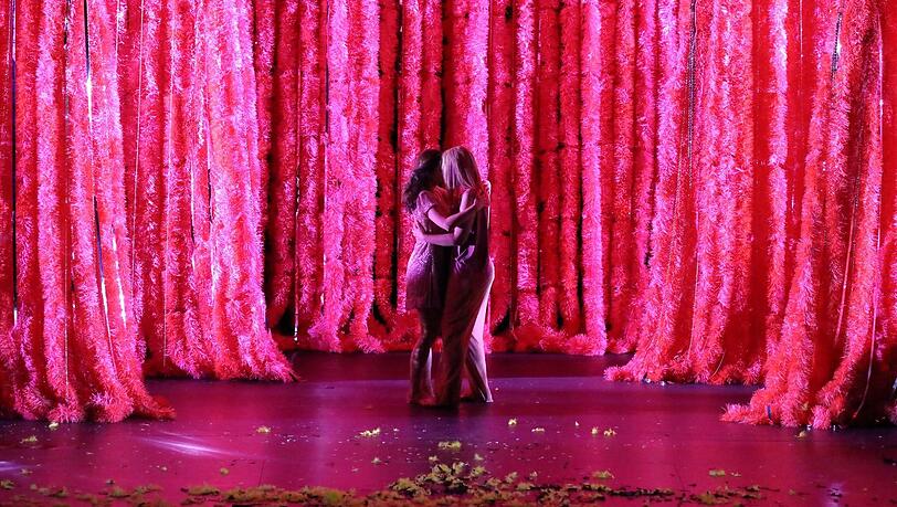 Erotik im tschechischen Zauberwald: Elena Tsallagova und Angela Brower als Fuchspaar in Barrie Koskys Inszenierung im Nationaltheater. Erotik im tschechischen Zauberwald: Elena Tsallagova und Angela Brower als Fuchspaar in Barrie Koskys Inszenierung im Nationaltheater.