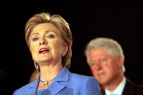 Angespannt, fast flehend: Hillary Clinton bei ihrer Siegesrede in Indiana.
