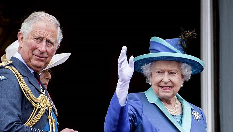 Charles und Königin Elizabeth II. auf dem Balkon des Buckingham Palasts im Juli 2018.