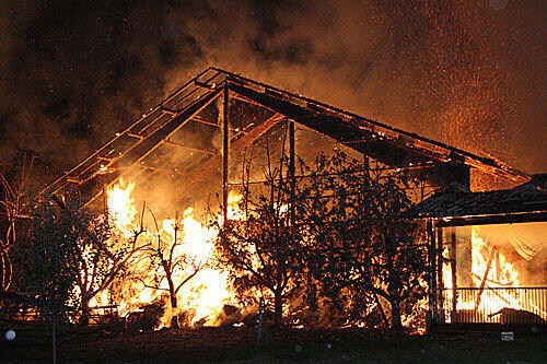 Lichterloh brennt der Hof in Vogtareuth.