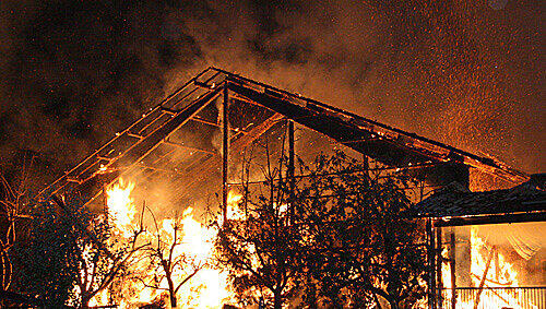 Lichterloh brennt der Hof in Vogtareuth. Lichterloh brennt der Hof in Vogtareuth.