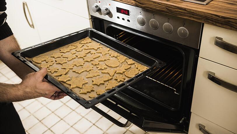 Plätzchen backen: Das geht auch mit wenigen Zutaten, die man daheim haben sollte. Plätzchen backen: Das geht auch mit wenigen Zutaten, die man daheim haben sollte.