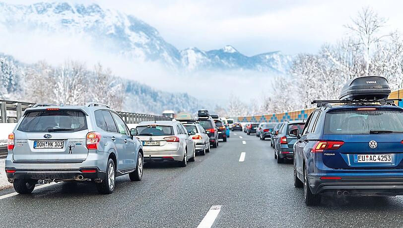 Bei Salzburg stockt der Verkehr auf der Autobahn - und die Fahrer bilden eine Rettungsgasse. Wer nicht mitmacht, muss mit empfindlichen Geldstrafen rechnen. Bei Salzburg stockt der Verkehr auf der Autobahn - und die Fahrer bilden eine Rettungsgasse. Wer nicht mitmacht, muss mit empfindlichen Geldstrafen rechnen.