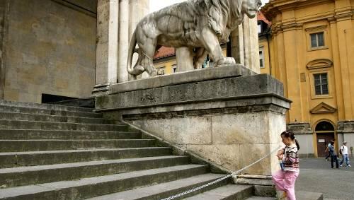 1923 waren die Polizisten bei einer Schießerei vor der Feldherrnhalle ums Leben gekommen. 1923 waren die Polizisten bei einer Schießerei vor der Feldherrnhalle ums Leben gekommen.