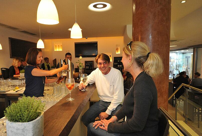 Patrick Schulz an der Bar seiner Stadtkantine: Er will einen ehrlichen Laden mit guter Küche, die sich die Leute leisten können.