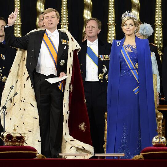 König Willem Alexander und Königin Maxima schwören am 30. April den Eid. Vorher setzte Königin Beatrix ihre Unterschrift unter die Abdankungsurkunde.