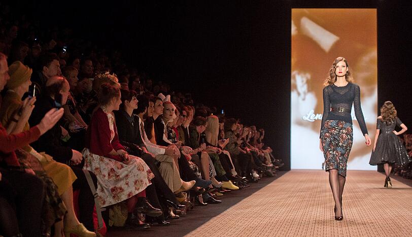 Hochgeschlossen oder freizügig. Auf der Fashion Week gibt es für jeden Geschmack etwas. Die Bilder von den Modenschauen.