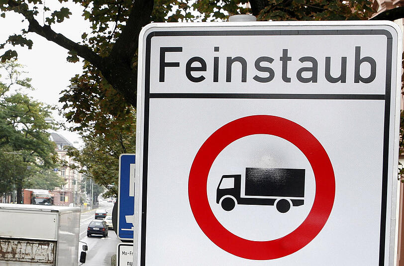Ein Schild warnt vor Feinstaub. In Bayern sind immer mehr Städte betroffen.
