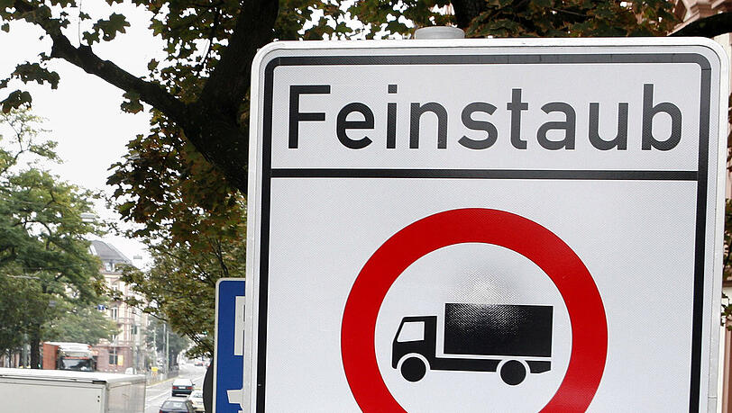 Ein Schild warnt vor Feinstaub. In Bayern sind immer mehr Städte betroffen. Ein Schild warnt vor Feinstaub. In Bayern sind immer mehr Städte betroffen.