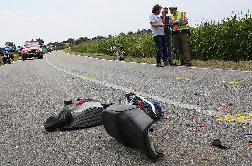 In der Nähe von Ampfing ist am Sonntag ein junger Motorradfahrer nach einem Sturz auf die Gegenfahrban gerutscht und wurde dort von einem PKW überfahren.