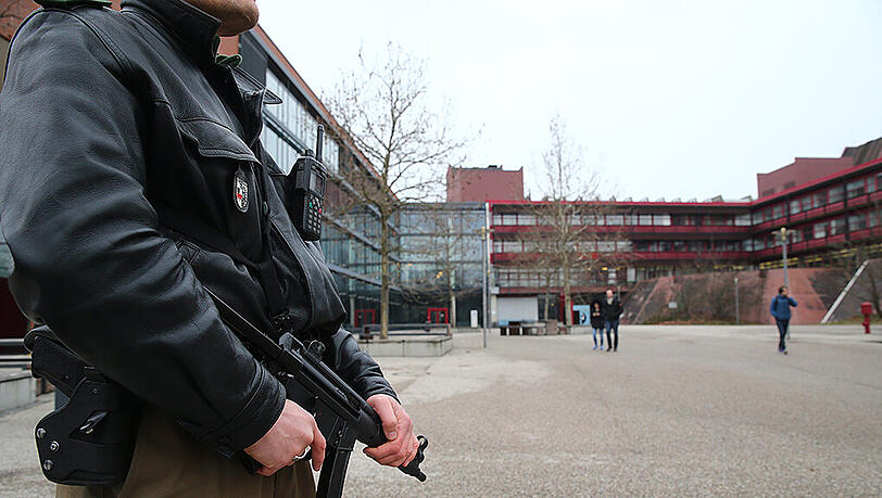 Bilder vom SEK-Einsatz an der Uni in Nürnberg Bilder vom SEK-Einsatz an der Uni in Nürnberg
