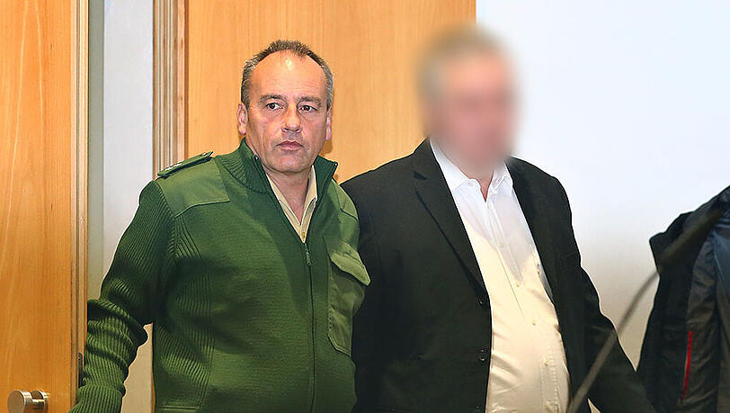 Der Angeklagte Horst K., der seine Ehefrau zerstückelt haben soll, wird am Dienstag im Strafjustizzentrum Augsburg in den Gerichtssaal geführt. Der Angeklagte Horst K., der seine Ehefrau zerstückelt haben soll, wird am Dienstag im Strafjustizzentrum Augsburg in den Gerichtssaal geführt.