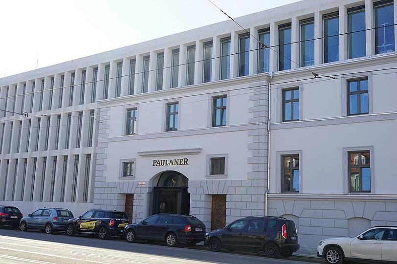 Die Fassade zur Straße hin. Modern und trotzdem mit großer Tradition.