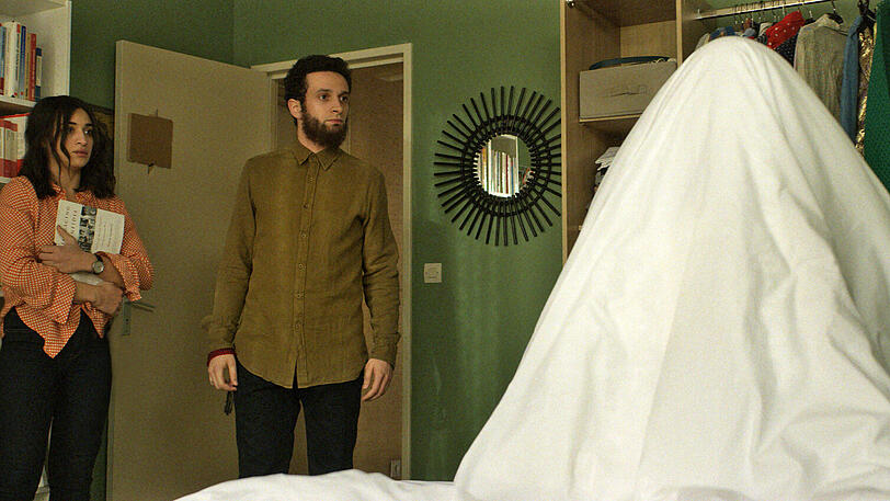 Leila (Camelia Jordana), ihr Bruder Mahmoud (William Lebghil) und ihr heimlicher Freund Armand (Félix Moati) unter seiner improvisierten Burka.