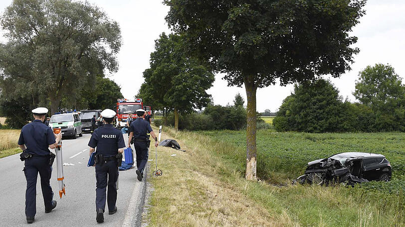 Der Mann wurde so schwer verletzt, dass er kurz nach Eintreffen der Rettungskräfte an der Unfallstelle starb.