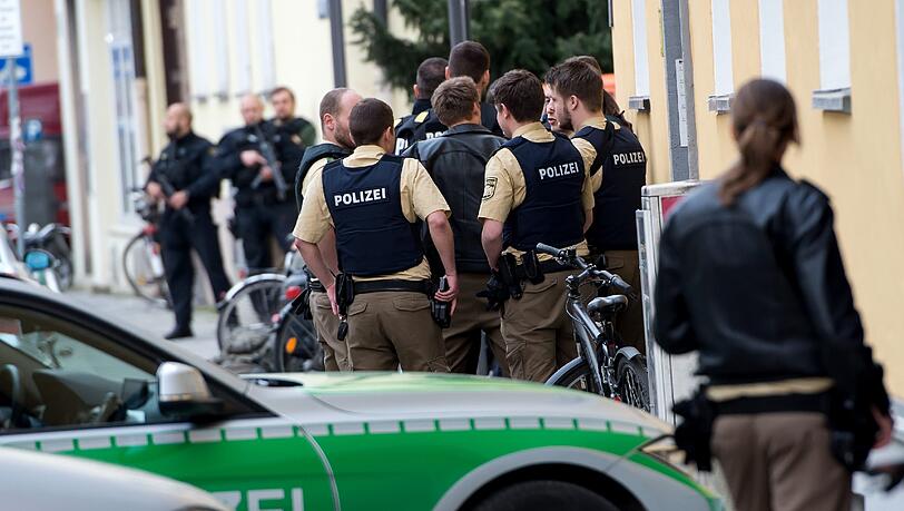 Kurz, nachdem die ersten Notrufe eingingen, rasten die ersten Polizeistreifen zum EInsatzort. Kurz, nachdem die ersten Notrufe eingingen, rasten die ersten Polizeistreifen zum EInsatzort.