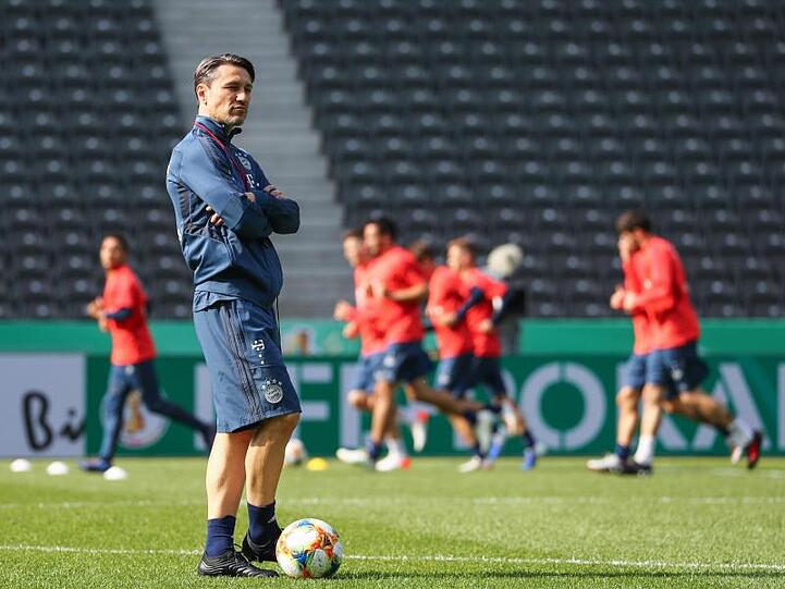 Trainer Niko Kovac beobachtet das Training seiner Bayern.
