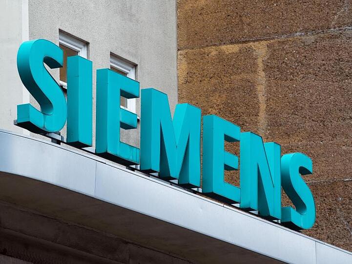 Der Schriftzug "Siemens". Foto: Soeren Stache/dpa-Zentralbild/dpa/Archivbild