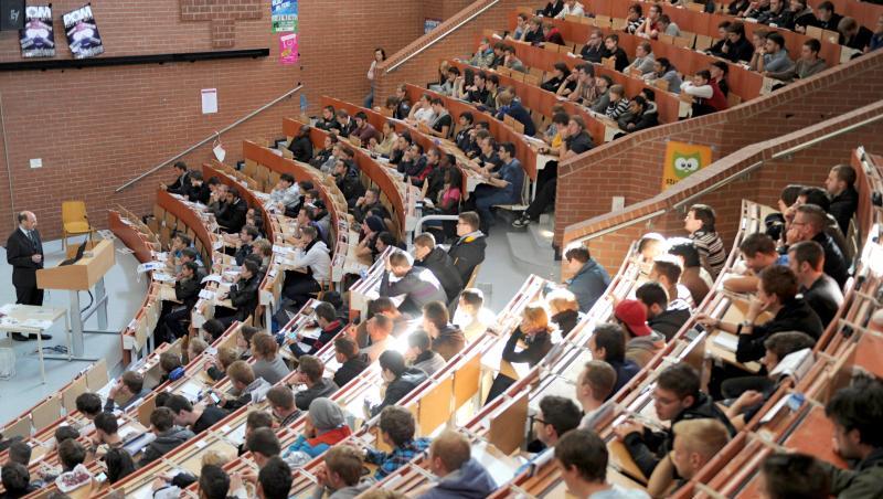 Erstsemester sitzen in einem Hörsaal der Universität und nehmen an der Einführungsveranstaltung in Maschinenbau teil. Erstsemester sitzen in einem Hörsaal der Universität und nehmen an der Einführungsveranstaltung in Maschinenbau teil.