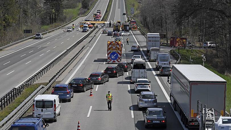 Durch den Unfall waren beide Fahrrichtungen komplett gesperrt, der ankommende Verkehr wurde ausgeleitet. Durch den Unfall waren beide Fahrrichtungen komplett gesperrt, der ankommende Verkehr wurde ausgeleitet.