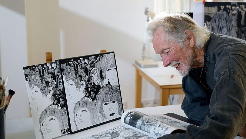 Klaus Voormann vor seinem Cover des Beatles-Albums "Revolver" und der Graphic Novel über dessen Entstehung.