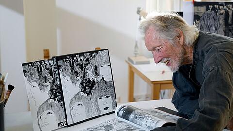 Klaus Voormann vor seinem Cover des Beatles-Albums "Revolver" und der Graphic Novel über dessen Entstehung.