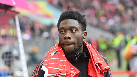 Alphonso Davies' Vertrag läuft 2025 aus. Beim FC Bayern will man mit ihm unbedingt verlängern.