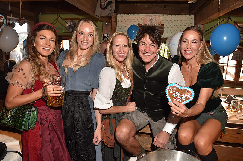 Mara Mones, Katharina Kleinfeldt, Katja Wunderlich, Matze Knop, Sylvia Walker haben auf dem Oktoberfest gute Laune.