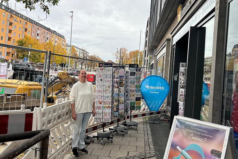 Der Lelus-Kiosk ist derzeit nur noch von einer Seite betretbar. So geht Mitarbeiterin Gabriele Markotic die Laufkundschaft durch die Lappen.
