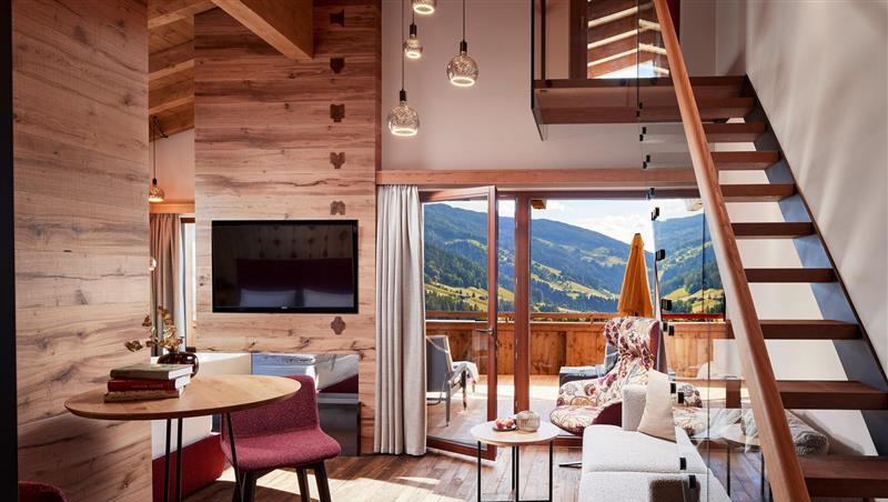 Viel Holz und und ein weiter Ausblick: So sieht es in der Penthouse-Suite aus.
