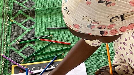 Am Anfang haben die Fl&uuml;chtlingskinder Waffen und Flammen gemalt - nach Monaten malen sie wieder Blumen.