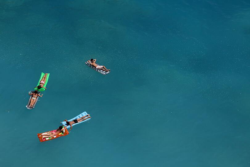 Schwimmen, Plantschen, Duschen, Baden: Das sind f&uuml;r Aquaphobiker qualvolle Vorstellungen. Menschen mit dieser Angstst&ouml;rung f&uuml;rchten sich vor Wasser. Bei einigen beschr&auml;nkt sich die Angst lediglich auf tiefes Wasser, was Schwimmen unm&ouml;glich macht. In besonders ausgepr&auml;gten F&auml;llen wird allerdings die t&auml;gliche K&ouml;rperpflege zur Herausforderung, da s&auml;mtliche Situationen mit Wasser gemieden werden.