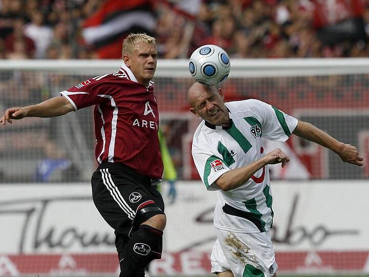 Nürnbergs Andreas Wolf (l) kämpft mit dem Hannoveraner Jiri Stajner um den Ball.