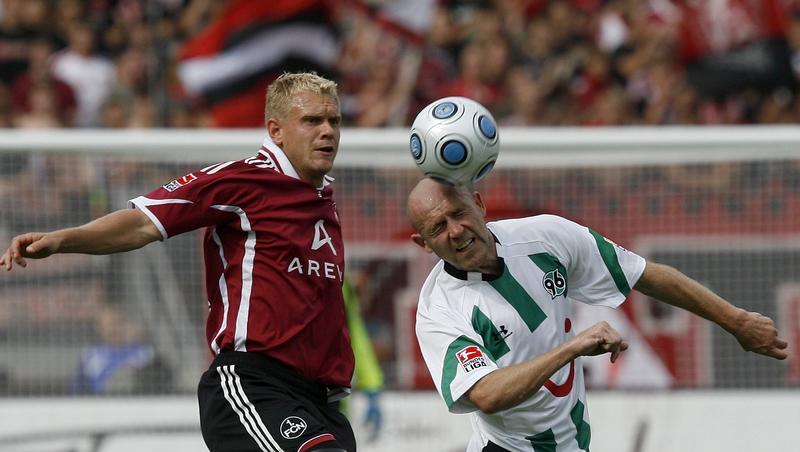 Nürnbergs Andreas Wolf (l) kämpft mit dem Hannoveraner Jiri Stajner um den Ball. Nürnbergs Andreas Wolf (l) kämpft mit dem Hannoveraner Jiri Stajner um den Ball.