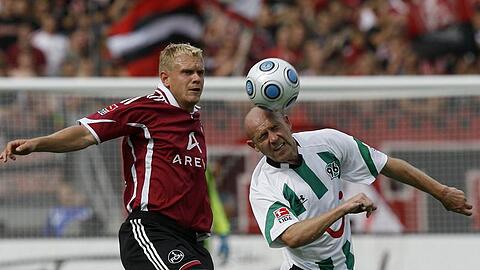 Nürnbergs Andreas Wolf (l) kämpft mit dem Hannoveraner Jiri Stajner um den Ball.