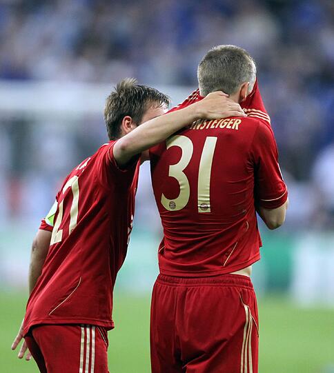 Philipp Lahm tröstet Schweini nach dem verschossenen Elfmeter. Doch es hilft alles nichts: Der Pokal ist futsch.